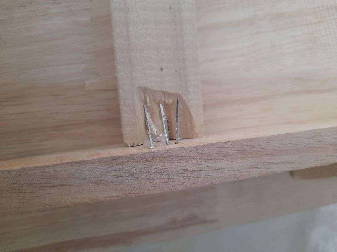 Cực kỳ lõng lẽo nha các bạn, ảnh đăng chỉ mang tính chất quảng cáo, ae mà ngồi lên té dập mặt, hên hên còn bị đinh bắn đâm. gỗ toàn gỗ dạt dùng tay bẻ mạnh văng ra luôn. ae né ra nha, mua về sơ ý đinh gim phong đòn gánh chết luôn, mà chat shop nó củng chẵng tl đâu nên né shop này ra đở ấm ức nha ae.