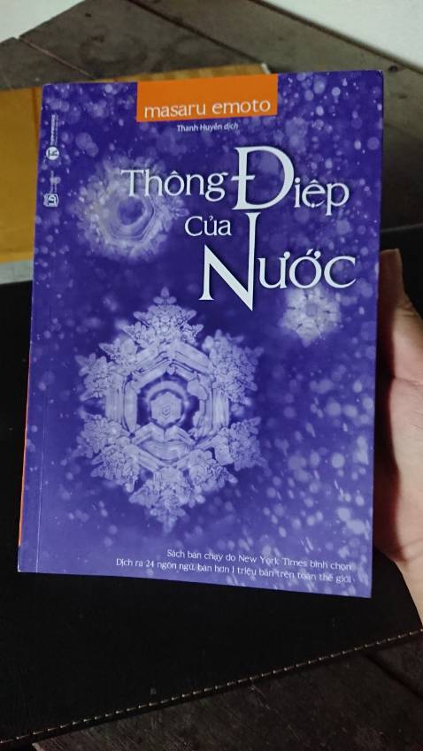 Đọc xong cuốn sách trong 1 ngày
Mình đoán là nếu các bạn đọc sách này sẽ có cảm giác quen thuộc như đã nghe ở đâu đó rồi. Kiến thức trong sách không có gì mới cả. Trong sách cũng có vài ví dụ hay mình sẽ thử. Thông tin trong sách có lẽ là thật nhưng lại không được kiểm chứng nên khi đọc có phần e dè. Đánh giá cao tinh thần cống hiến của tác giả. 
Sách đẹp các ảnh trong sách cũng đẹp.
Đóng gói cẩn thận. Giao hàng nhanh.
Gửi đến bạn chưa đọc cuốn sách này : chúc các bạn hiểu được ý nghĩ của cuốn sách (mang hơi hướng như luật hấp dẫn)
Đương nhiên mình không hối hận