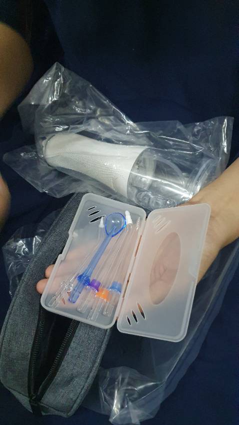 Hàng đóng gói kĩ lắm, nhìn rất chất. Giá trị đáng đồng tiền. Điểm trừ còn 4 sao là do nói khuyến mãi đc 10 bịch trắng răng nhưng nhận đc có 1 bịch kèm đầu xạc, đầu xạc này rỡm lắm và thật sự là ko có ích gì cho mình.