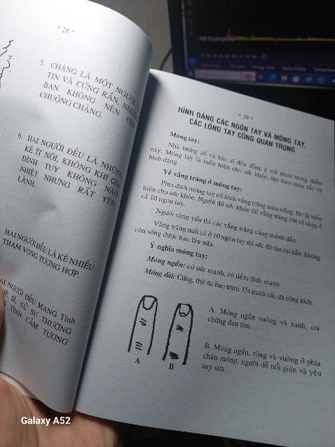 Sách in lậu không đúng giấy và giá từ nhà sản xuất.