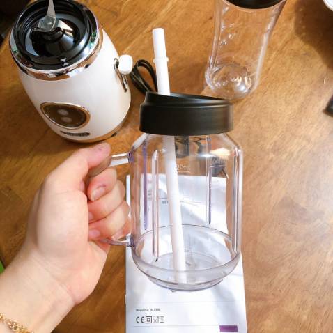 Máy xay đẹp, hàng mới keng nguyên đai nguyên kiện á. Xay tốt nhen, hơi ồn nhưng ko đáng kể nè, có kèm nắp + ống hút và 1 bình rất tiện lợi luôn. Nên mua nha mng, shop giao hàng nhanh lắm!