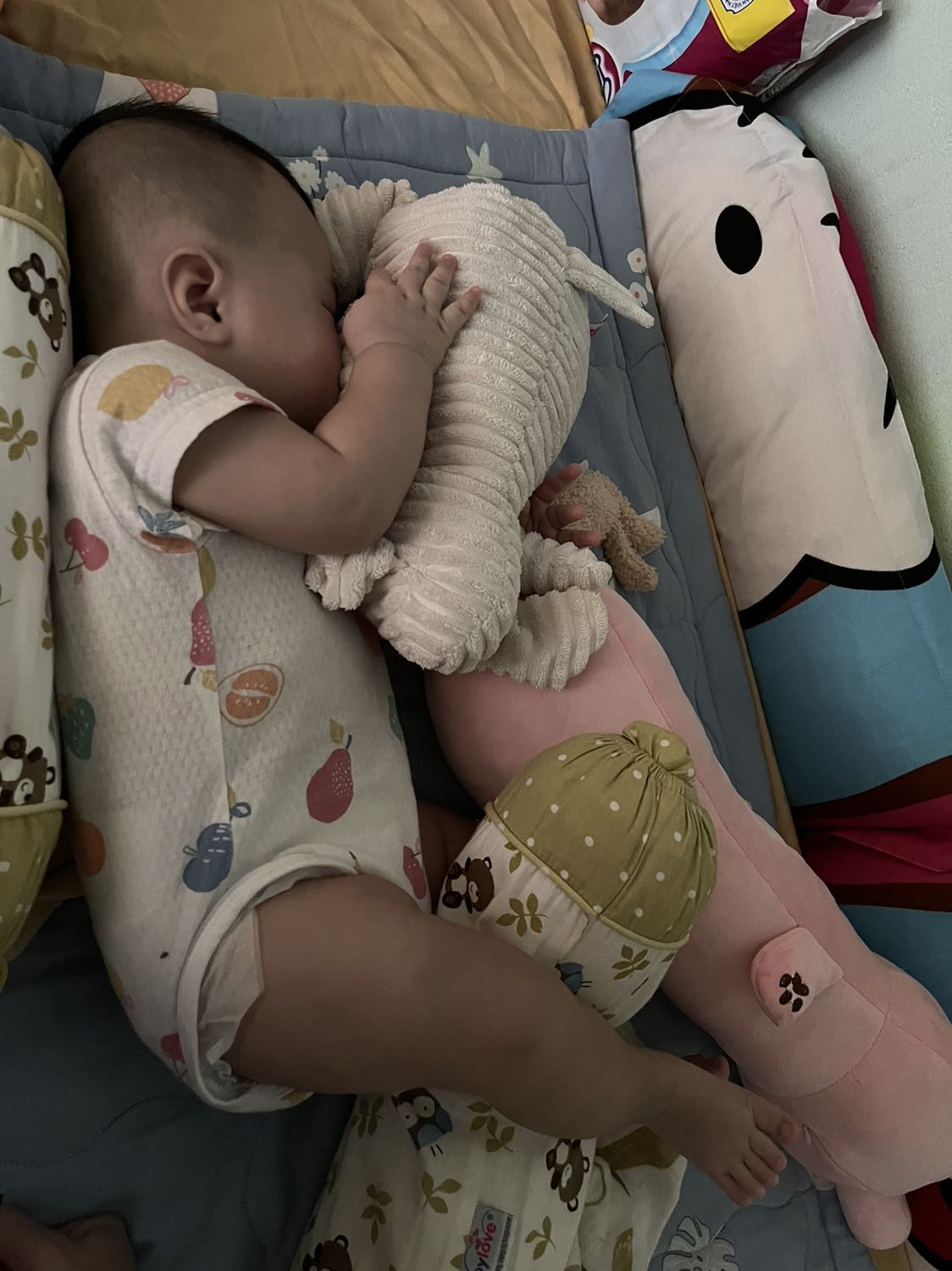 sữa chính hãng mà rẻ hơn con cưng quá trời. bé mình rất là lười uống sữa. trộm vía bé thích sữa này. sữa thật hay giả nhìn bé uống và tiêu hoá là biết