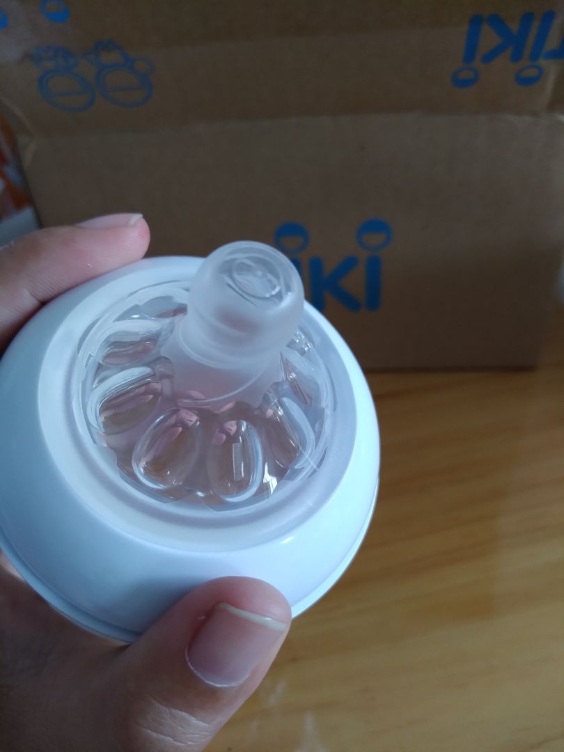 Tiki gói hàng rất kỹ. Bình thủy tinh cầm khá nặng, giao cho mình sẵn núm số 2, kèm sách hướng dẫn (tiếng Anh, Indo, Hàn, Thái, Trung), có thể dùng với máy vắt sữa. Cảm quan tốt, thủy tinh bóng mịn, in Avent nổi, không hôi nhựa ở phần nắp và núm ti.