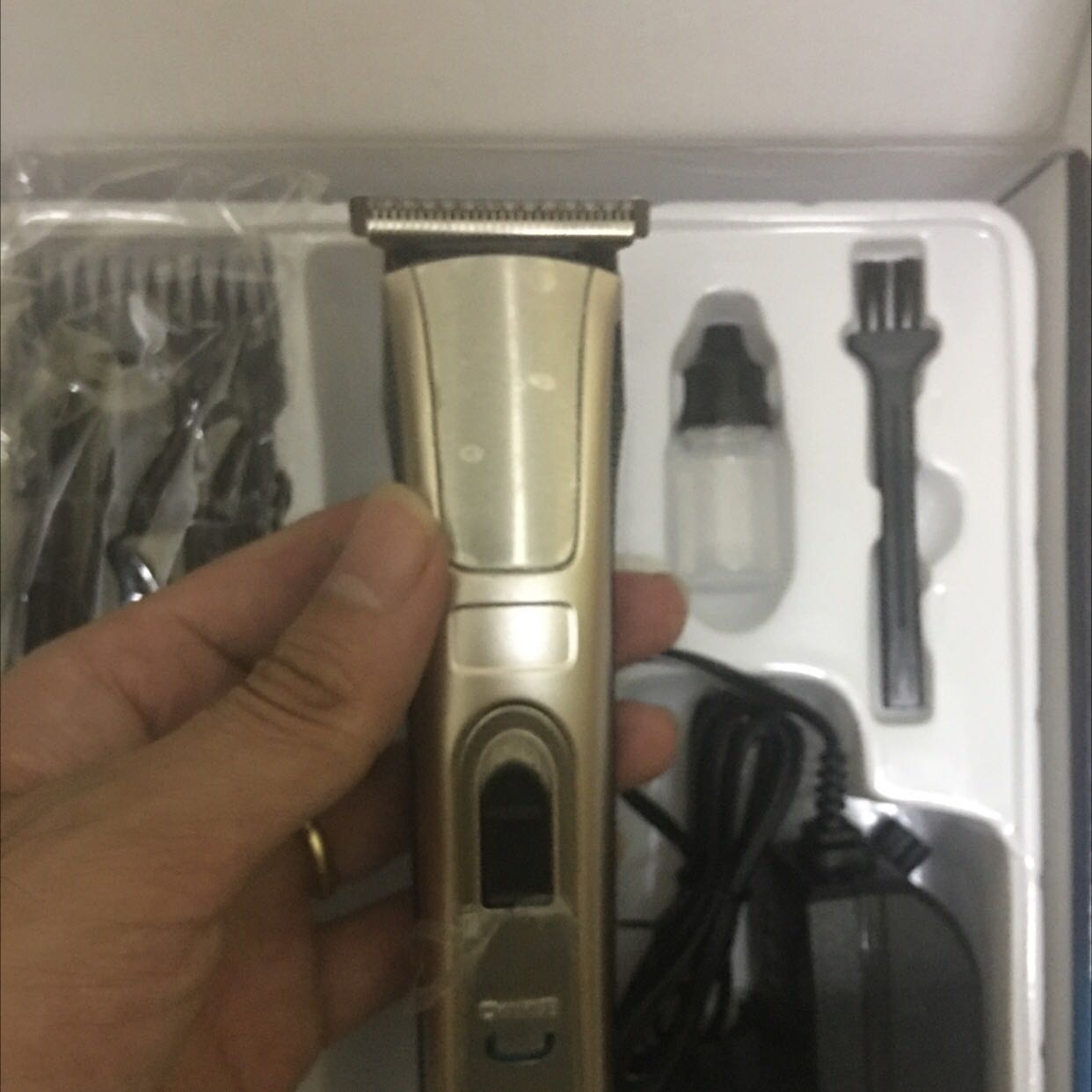 Thấy shop cũng có nhièu đánh giá tốt, cũng uy tín nên mua. Nhận sp nhìn tỏing quan đẹp, chắc chắn. Tiếng máy êm. Bộ này lưỡi sát hơn bộ mình đã mua nên mình dùng chấn tóc luôn. Với giá tiền chấp nhận được. Nên mua