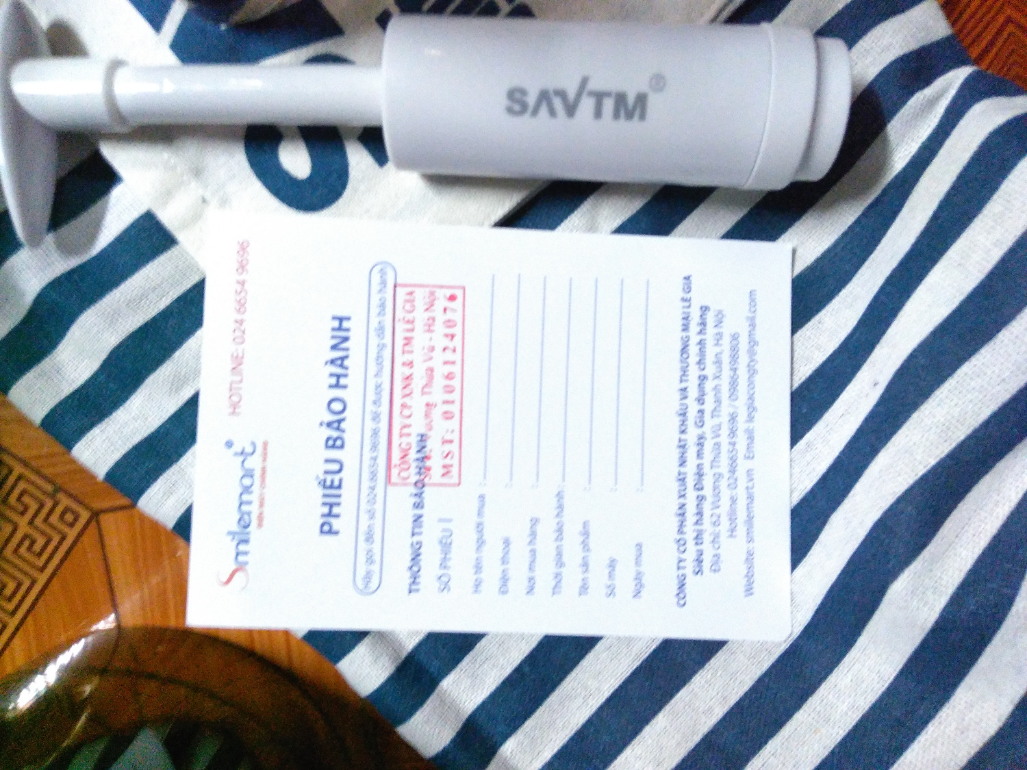 Máy ép khô bã (đối với cà rốt thì ép lại lần 2), nước nhiều và sẫm màu. Máy nhìn khá cứng cáp, phụ kiện đầy đủ, có cả tạp dề, cọ rửa và 2 chai đựng nữa. Trong đống phụ kiện có cái ống trông giống ống bơm, vọc 1 lúc mới biết nó là cái ống rút chân không cho hộp đựng nước ép đó mọi người ạ. À mình mua máy từ Điện máy Gia Dụng Smilemart. Thanks nhà bán hàng. :)) Máy ép khô bã (đối với cà rốt thì ép lại lần 2), nước nhiều và sẫm màu. Máy nhìn khá cứng cáp, phụ kiện đầy đủ, có cả tạp dề, cọ rửa và 2 chai đựng nữa. Trong đống phụ kiện có cái ống trông giống ống bơm, vọc 1 lúc mới biết nó là cái ống rút chân không cho hộp đựng nước ép đó mọi người ạ. À mình mua máy từ Điện máy Gia Dụng Smilemart. Thanks nhà bán hàng. :))