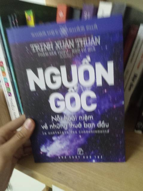 Sách dày hơn 600 trang, có nhiều ảnh màu, giấy tốt, nội dung rất hay và cuốn hút. Ai đam mê thiên văn học mà thích đọc kiểu văn lãng mạn 1 chút thì nên mua nhé