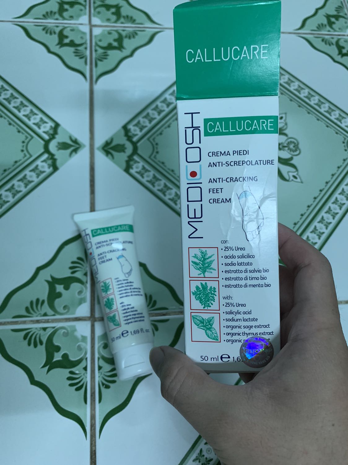 Hàng giao nhanh, đóng gói khá tốt, có kèm quà tặng là viên đá nhám chà gót chân. Nhưng hộp sản phẩm bên trong bị móp méo và k có dán tem niêm phong ở nắp hộp. Kem thoa k bếch mà bám da rất nhanh. Chất lượng thì dùng thời gian lâu mới đánh giá được. Vẫn cho 4 sao khích lệ. Cảm ơn shop!