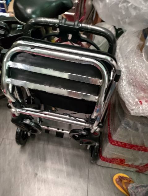 Xe lăn như mô tả, khá nặng, chắc chắn và dễ sử dụng. Sản phẩm được đóng gói kỹ kèm theo phiếu bảo hành và thư cảm ơn của nhà bán.