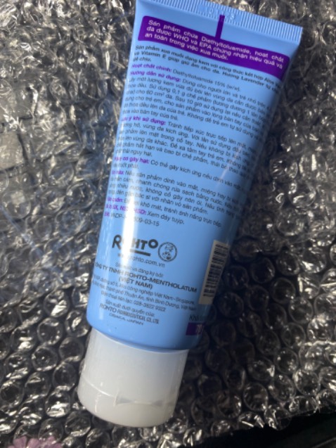 Hàng chính hãng rohto nên yên tâm rồi. Kem thơm dịu nhẹ không bị gắt mũi, chất kem thấm tốt, chống muỗi ổn.