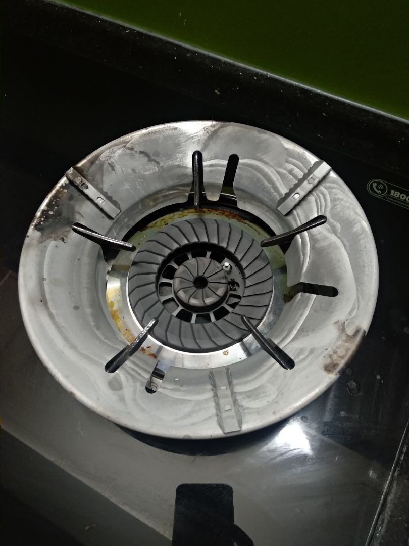 May là nó khít với kiềng 5 chân nhà mình. mà nước canh hay sốt đồ ăn rớt xuống là bị khét vậy nè, coi thấy ghét ko. Mình cũng ko khuyến khích mua nhe