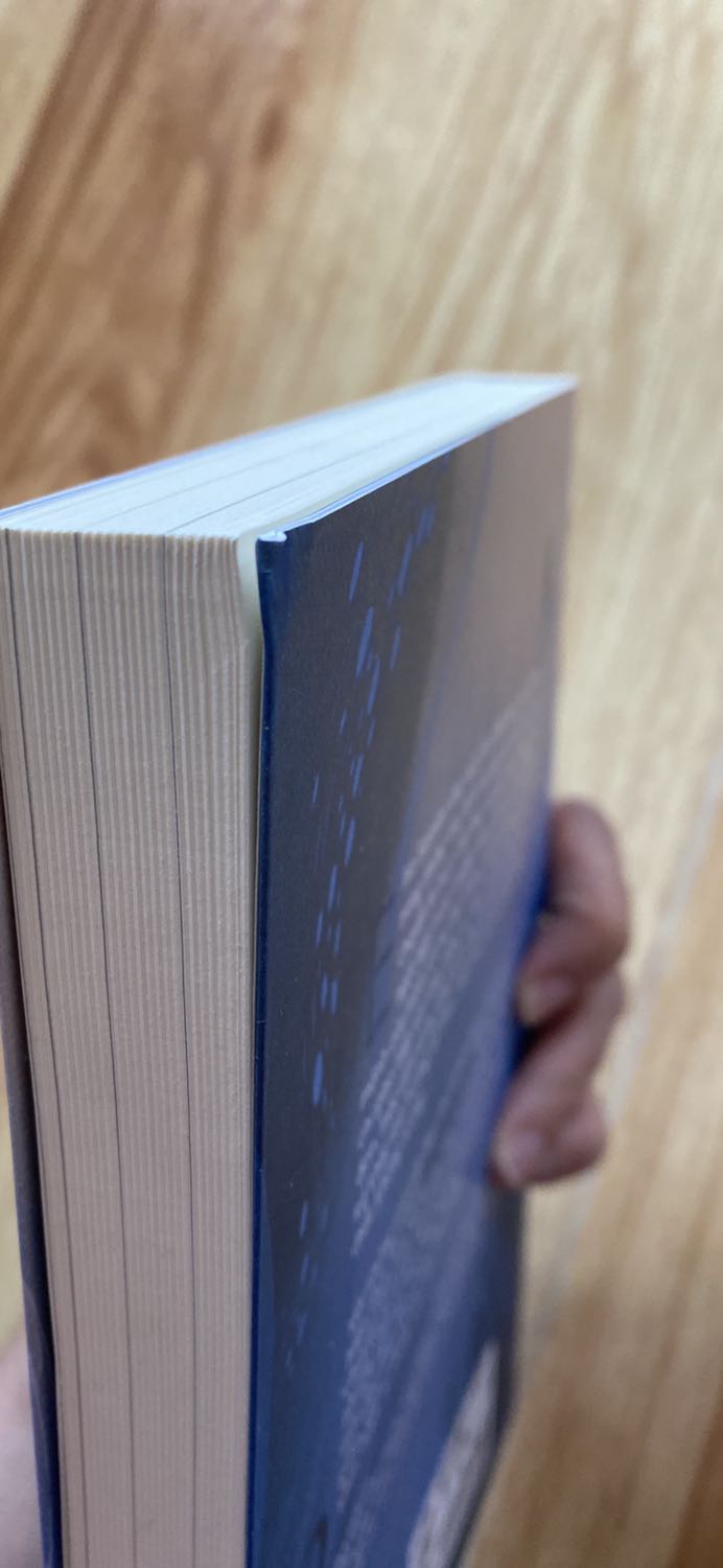 Đóng gói cực kì ẩu, cực kì tệ, không có cả lớp mút bao ngoài truyện, quyển truyện trơ trọi kg có 1 cài gì bao ngoài rồi chỉ để vào cái hộp không, cái hộp móp méo. Quyển truyện thì là truyện mất seal, cấn mép, có vết dơ đáy truyện. Đã biết bao nhiêu lần góp ý về đóng ý và vận chuyển của Tiki mà vẫn vậy?? Mình còn 1 đơn giá trị cao hơn sách dày và nặng nữa, không biết giao tới có bị giao phải sách cũ mất seal và đóng gói ẩu như vầy không nữa … Nếu tiki Now không thể đóng gói đàng hoàng để đảm bảo giao 2 tiếng thì đừng nhận bán tiki Now, rất khó chịu