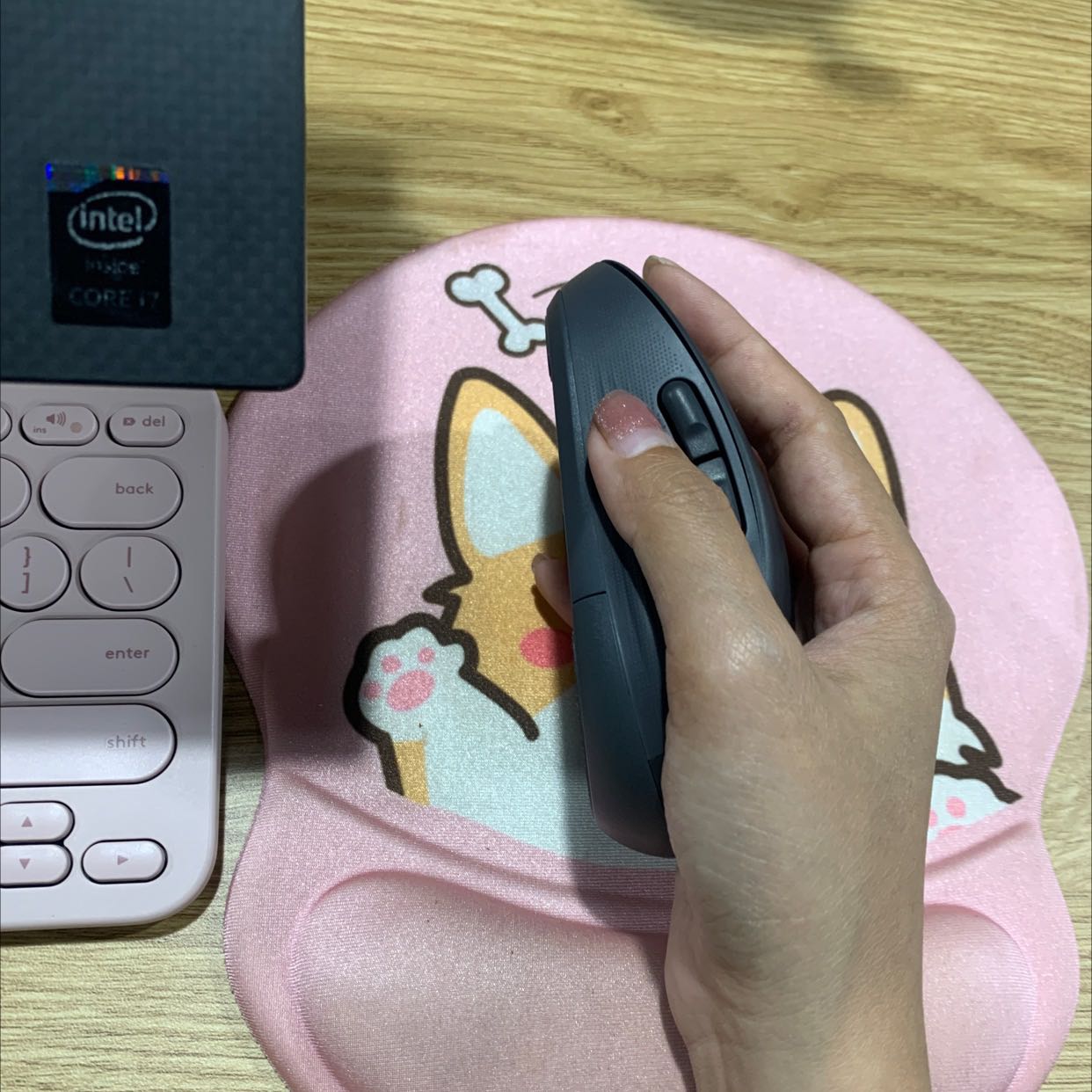 Tay nữ form nhỏ nhưng chuột size to sẽ cầm đỡ mỏi tay hơn các form khác. Bấm siêu êm và nhạy. Được custom nút bấm theo ý muốn. Chất lượng 5* so vs giá tiền