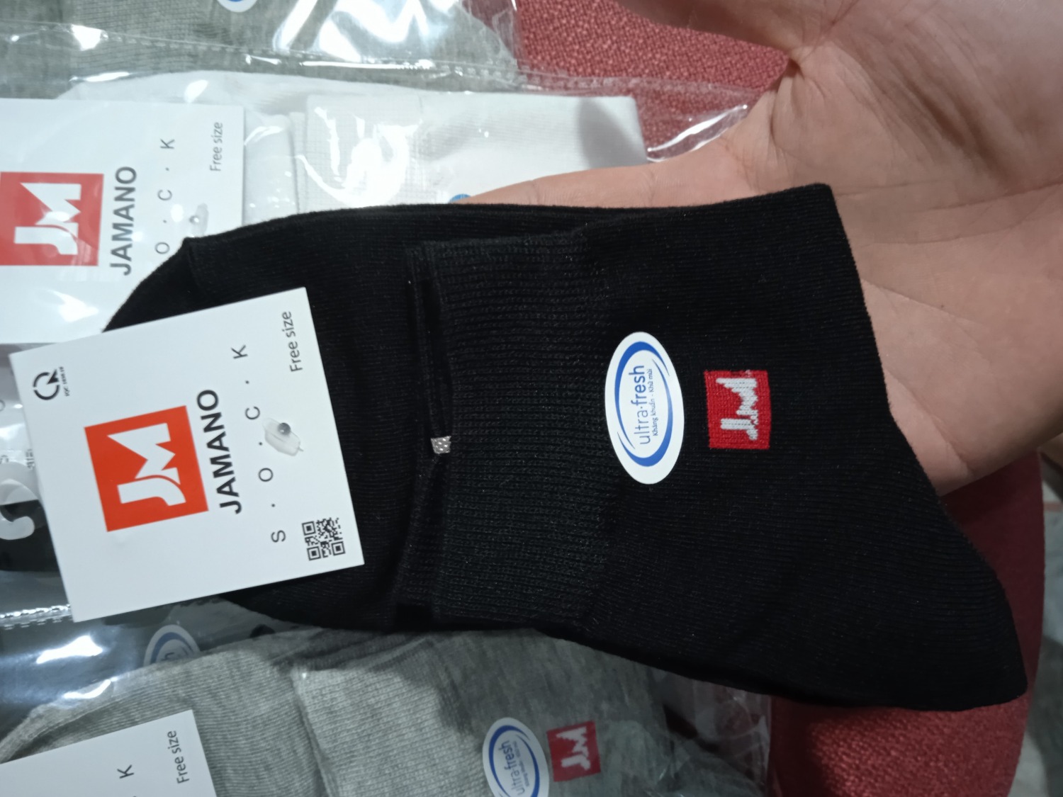 Mih thấy sản phẩm có nhiều nhà bán khác nhau, đọc review 5* toàn của nhà bán JM Store, nhưng coi giá thì lại cao nhất so với các nhà bán khác, cũng hơi nghi ngờ. Và có đặt 10 đôi của nhà JM Store và 5 đôi tất của nhà bán khác. Như hình bên dưới, nhà bán JM Store  sản phẩm đẹp, chất lượng, như mô tả, mình rất hài lòng. Còn 5 đôi của nhà bán khác, mình đã trả lại bên tiki, vì hàng không đúng như qc, rất tệ. Những ai chọn mua thì chọn đúng nhà bán, cứ 5* mà mua, tránh mua hớ hàng không đúng. Ai lỡ mua sản phẩm không đúng như qc, cứ liên hệ tiki sẽ hỗ trợ đổi trả free. Mình lúc nào cũng ủng hộ tiki.