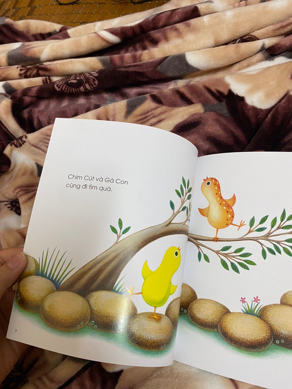 các mẹ nên đọc cho con theo hướng tương tác, nói giọng hoạt hình con sẽ rất thích. em bé nhà mình ngày nào cũng ngóng tới giờ mẹ đọc cho nghe