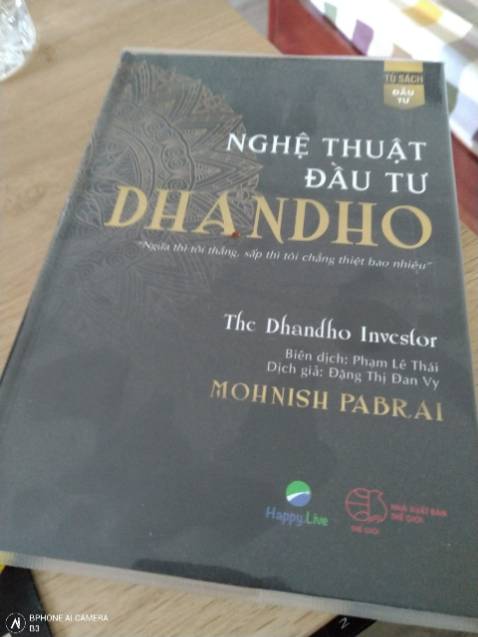 Sách đọc hơi lan man, chủ yếu kể về các câu chuyện thành công của những người mà tác giả quen và xoay quanh công thức tính dòng tiền chiết khấu mà trên thực tế gần như chỉ để tham khảo chứ không có tính áp dụng để đưa ra quyết định đầu tư. Nên đọc cuốn Payback time sẽ đi thẳng vào vấn đề và biết ngay cần phải làm gì để chọn được doanh nghiệp tốt. Cuốn này có thể bỏ qua.