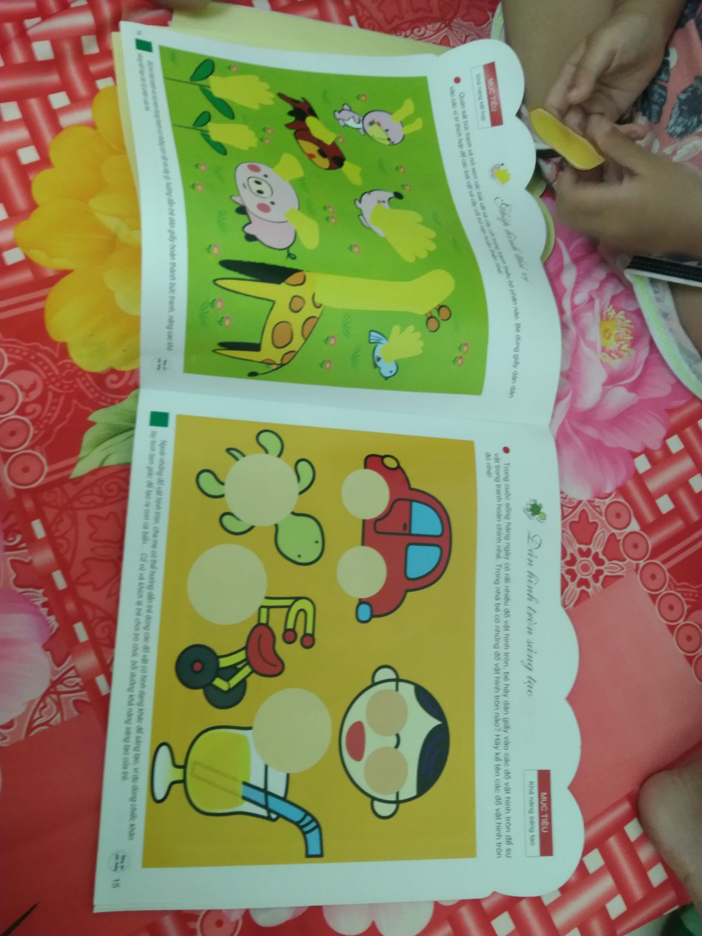 Sách có rất nhiều miếng dán,đủ loại,bé rất thích. Tuy nhiên sách khá mỏng.