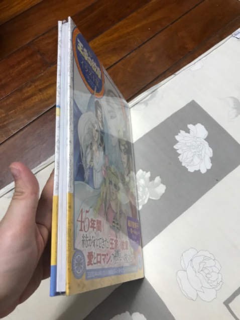 Cuốn sách minh hoạ tuyệt đẹp của bộ Nữ Hoàng Ai Cập - bộ truyện tranh làm mình say đắm một thời. Sách được giao đúng hẹn, còn nguyên seal, bóng đẹp. Bìa in vân, nổi nét vẽ chì của tác giả. Mình rất hài lòng với sản phẩm này.