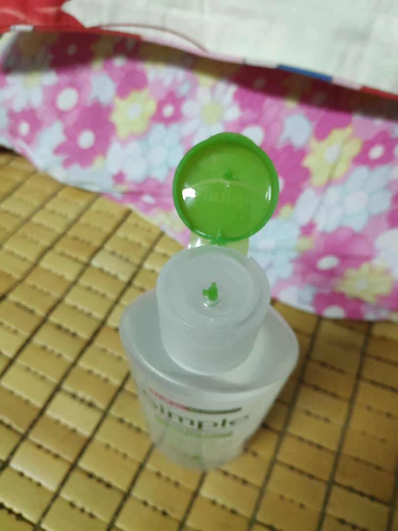 tiki không có kiểm tra hàng trước khi gửi cho khách sao, cái nắp bị gãy phần gờ bên trong mà cũng gửi. cái cục chữ thập đó vướng trong lỗ làm ko đổ nước ra được cũng ko cài nắp lại cho chặt được. thêm nữa sp ko có tem niêm phong gì cả, kiểu này có bị ai xài rồi người mua về cũng ko biết. làm ăn gì cang ngày càng chán. đầu năm tới giờ mình đã phải xử lý mấy đơn hàng lỗi của tiki rồi. thời gian quý giá mà cứ để khách gặp phải những chuyện nhảm ruồi như thế này.