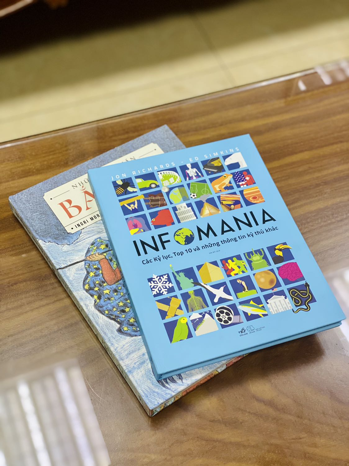 + Tiki giao hàng nhanh chóng, đặt 1-2 ngày đã nhận được hàng. 
+ Đơn 2 quyển mình mua đều có bìa cứng, khổ to, in màu toàn bộ; chất lượng giấy tốt, dày dặn. Ảnh minh họa đẹp, màu sắc hài hoà, sinh động. Giá 2 quyển đều giảm khá nhiều. 
- Điểm trừ duy nhất là đóng gói vẫn còn lỏng lẻo, sách không được bọc màng co nên bên ngoài bám bụi và bị dơ vài chỗ.