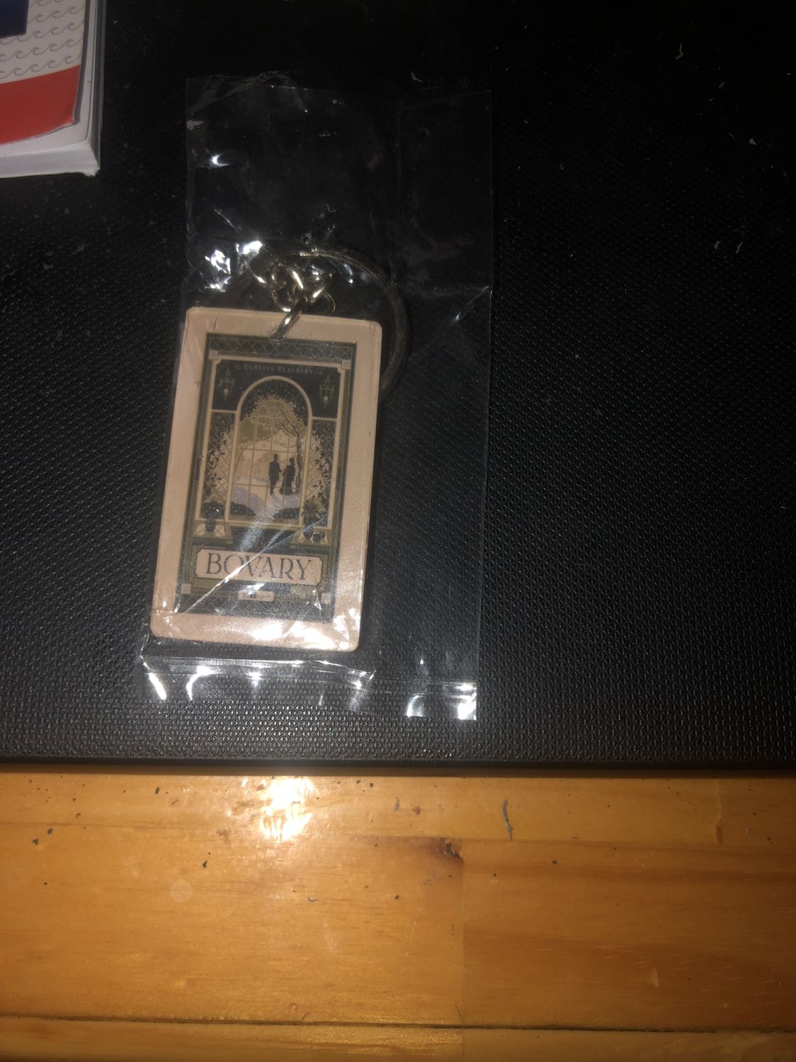 Tưởng đc tặng móc khoá như hình nhma kh:))) kh nhìn kĩ là mốc khoá ngẫu nhiên kh liên quan gì đến truyện nữa chứ