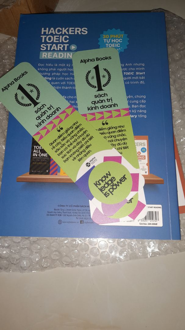 có tặng kèm 2 bookmark xinh. sách màu đẹp sáng ***. có QR file nghe. có lộ trình. đề bài và chiến lược giải chi tiết cũng như ngữ pháp. Rất ổn.