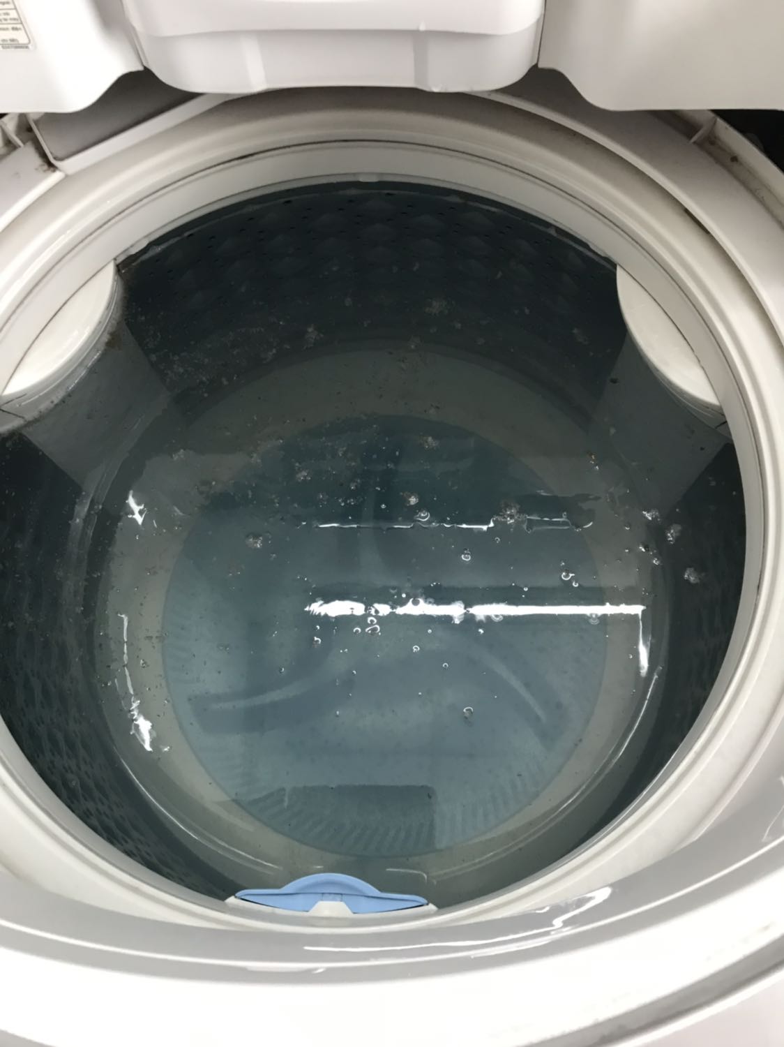 Mẫu mã đẹp , máy giặt lâu vệ sinh nên bỏ luôn 2 gói ngâm 2 tiếng mà nước chỉ hơi cạn thế này thì chị thấy thất vọng rồi . Chị đã mua nhiều loại nhưng chẳng loại nào hiệu quả cả . Tốt nhất là gọi nhân viên chăm sóc khách hàng đến các bạn ??? . Sẽ không ủng hộ nữa !