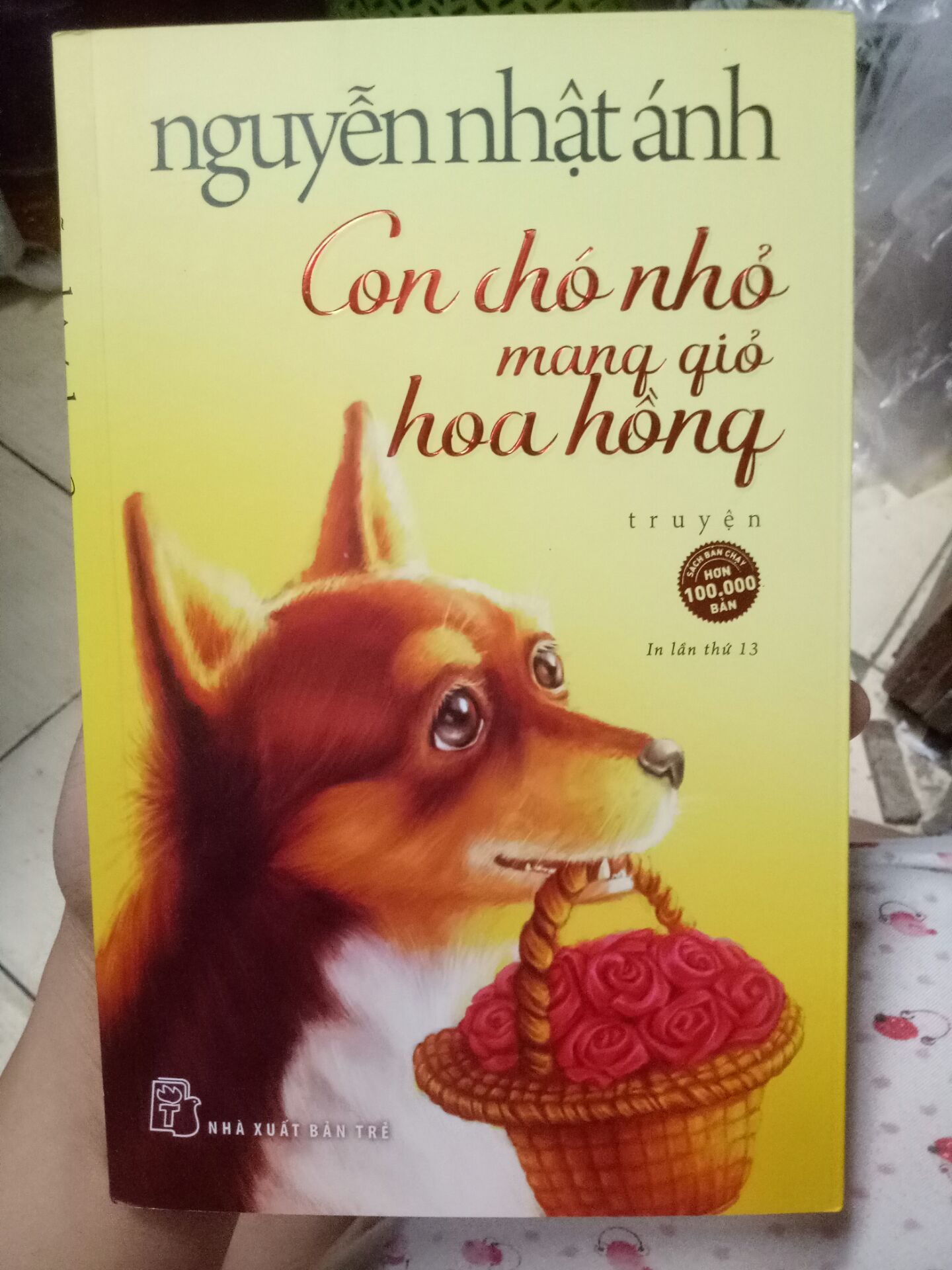 Giao nhanh đặt hôm qua hôm nay có liền. Nhưng vì mua sale ( khoảng 62k)  mà giao như này thì :
Cuốn 1: (tạm ổn)  (hiện vẫn chưa kiếm ra thêm điểm mạnh yếu gì) có phần lệch bìa, xuất bản lần thứ 13, gáy phần trên tạm ổn nhưng phần dưới thì như ảnh. có kẹp sách. 
Cuốn 2: bìa nó khá tàn tạ ạ. xuất bản lần thứ 14 ko kèm kẹp sách, góc rách, bìa bị móp, cong, bị dính màu nữa :'( 
tóm lại là vs giá đó thì đành chịu nhưng nếu biết trước thì em chẳng mua ở Tiki Tranding nữa đâu ạ :> thà để mắc thêm và chục mà có sách đẹp để tặng còn hơn. Em mua để tặng nhưng hai cuốn như này thì tặng gì nữa, tặng thêm mất lòng nên đành ôm đọc hết vậy :'(. Híc