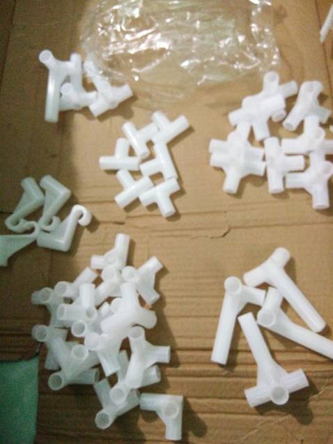 thật không hài lòng. Hộp tủ bị rách, màu giao không đúng sản phẩm đã đặt, túi đựng chốt đã bị mở rách và thiếu chốt gắn. Bây giờ không ráp tủ được ạ. Mong được hỗ trợ đổi trả.