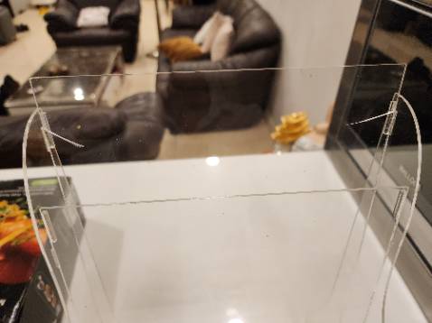 Hàng trày và nứt 2 bên góc.