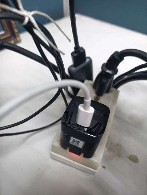 Sạc ổn, chỉ ấm, không nóng khi sạc. Tốc độ cũng được. Sạc ổn, chỉ ấm, không nóng khi sạc. Tốc độ cũng được.