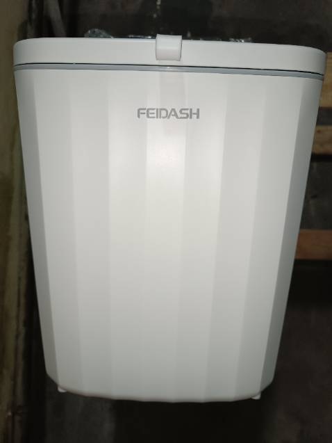 Thùng rác chất liệu tốt, chắc chắn và dày dặn. kiểu dáng hiện đại, có nắp đậy sạch sẽ so cùng với thùng rác mình mua trước đây ko có nắp thì thiết kế này tiện lợi và gọn gàng hơn nhiều. Thùng có thể treo hoặc dán. Có thể nhấc nắp lên để lót túi rác vào. Nói chung vô cùng tiện và hài lòng
Mua sales 10/10 nên được giá tốt. Về thời gian giao hàng thì tiki luôn dẫn đầu rồi. Nhanh chóng, kịp thời.