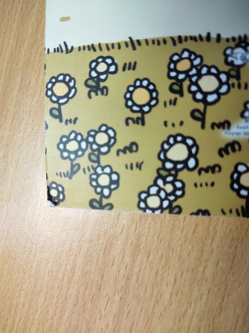 Thật sự mình thích quyển sách này lâu rồi, nhân dịp này giảm giá nên mình thấy là mua ngay, mình xem qua thì nội dung quyển sách không có gì để chê, hình vẽ và câu chữ dễ thương, nhẹ nhàng, chất giấy tốt, dày dặn. Tuy nhiên điều làm mình thất vọng là cách đóng gói, hộp to hơn sách mà không có thêm bất cứ thứ gì để chống va chạm khi di chuyển nên sách bị cong góc và dập dập nhiều chỗ, bìa sau sách thì có vết dơ và vết hằn chi chít, mình chụp nhiều ảnh hơn nhưng chỉ cho gửi tối đa 5 hình nên mình gửi đại diện thôi chứ không phải chỉ bị bao nhiêu đó. Tuy là chủ yếu chỉ có vấn đề ở phần bìa bên ngoài chứ không làm ảnh hưởng mấy đến nội dung bên trong nhưng mình khá là quý sách, đặc biệt đây là sách mới mua nữa, nên bị như vậy mình thấy khá là buồn và hụt hẫng, mong sẽ không gặp lại trải nghiệm như vậy vào lần sau nữa.