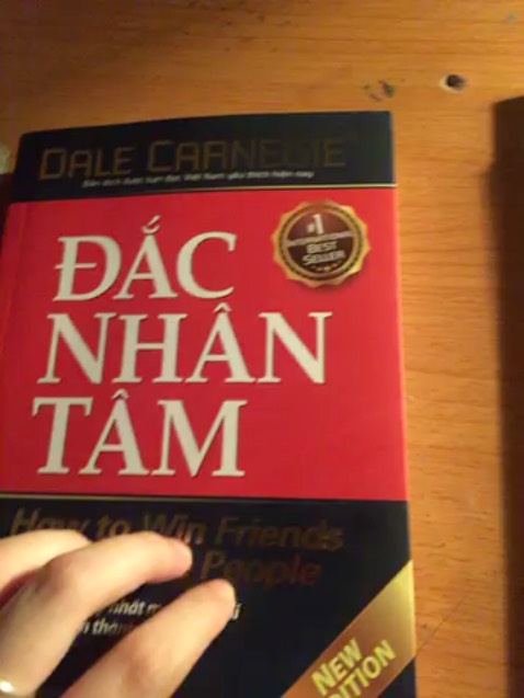 sách xịn xò lắm cuốn sách này mình dã thích lâu lắm rùi nhưng bây giờ mới mua đươc mệnh danh là " cuốn sách hay nhất mọi thời đại đưa bạn đến thành công" sách này gần như một cuốn sách kinh điển à các bạn trẻ nên đọc để có những kĩ năng giao tiếp đỉnh cao ❤️cuốn sách khi mình nhận được thì nó hơi móp ở đầu nhưng không sao hộp cũng hơi nát rách nữa🤧 may mà shop tặng bookmark làm mình an ủi phần nào hic