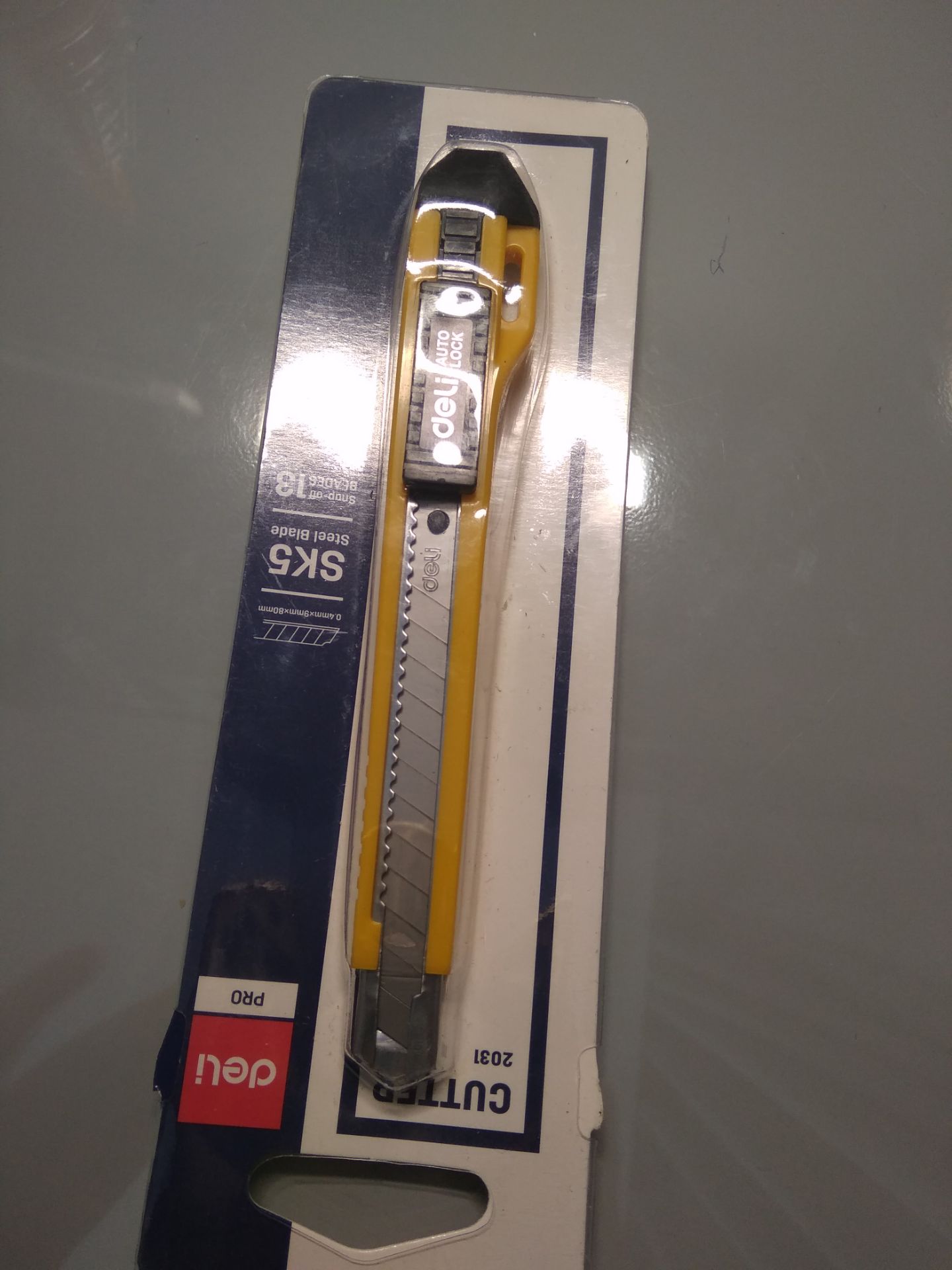 Sản phẩm nhỏ gọn và nhẹ. Phần cán dao chắt chắn, phần đẩy lưỡi dao khá mượt, lưỡi dao bén.