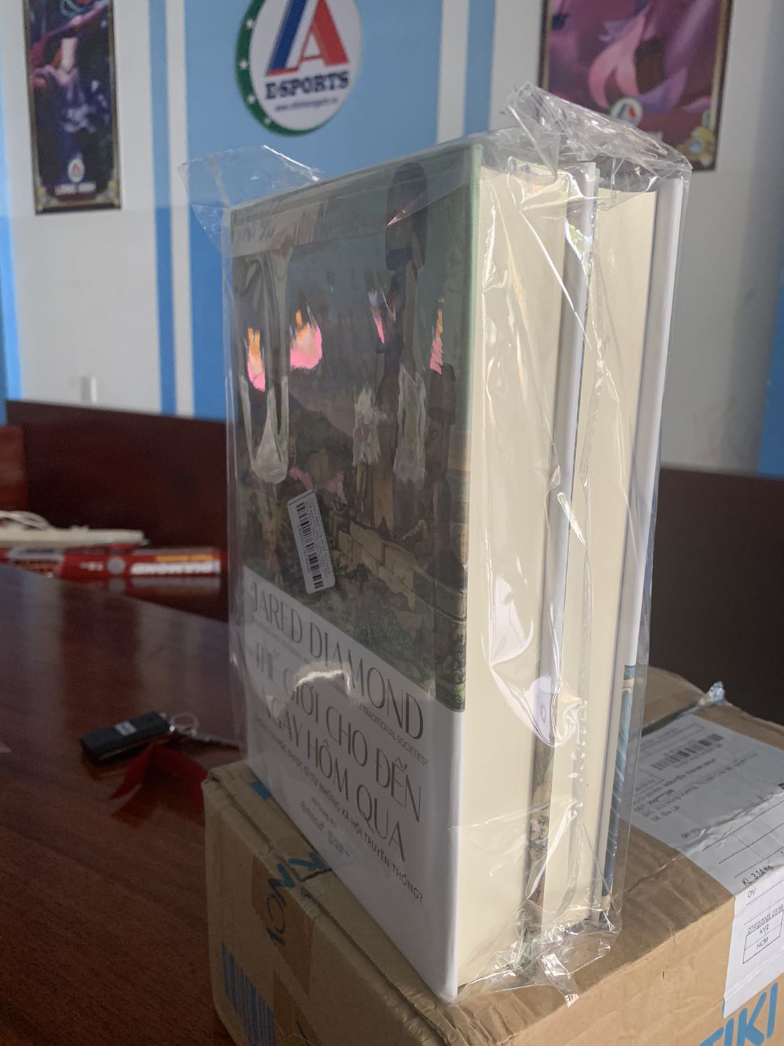 Kiện hàng đóng gói gọn gàng, chắc chắn, sách được bọc nilong sạch sẽ.