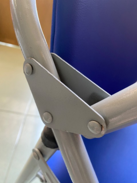 Các chi tiết cũng tương đối dày dặn, nhưng các mối hàn trông khá amateur. Sản phẩm xứng với tầm giá. 
Lúc nhận hàng mặt bàn bị mẻ một miếng, dù sản phẩm được bọc lại. Có vẻ không phải lỗi bên vận chuyển. Lười đổi nên chấp nhận vậy.