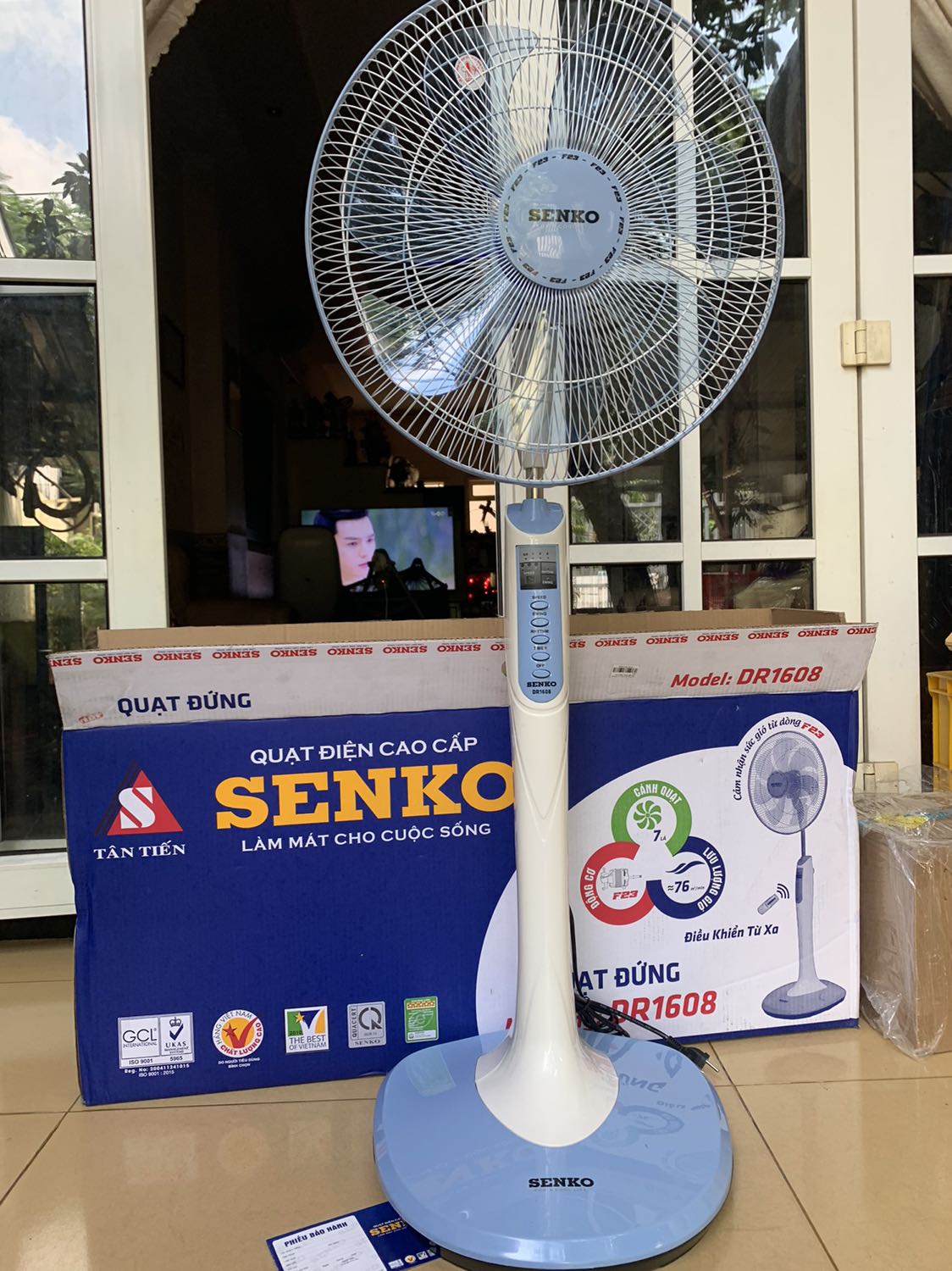 Giao hàng rất nhanh so với dự kiến . Quạt quay mạnh, rất mát. Quạt tuy nhẹ nhưng đế không bị ồn khi đang quay. Giá khuyến mãi quá tuyệt vời cho quạt Senko có điều khiển.