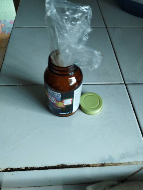 Nắp lọ không có lớp niêm phong như những SP khác, trong lọ không có gói hút ẩm, không dùng bông gòn che mà lấy 1 cái bọc nylon nhét vô. Chất lương thuốc thì chưa biết.