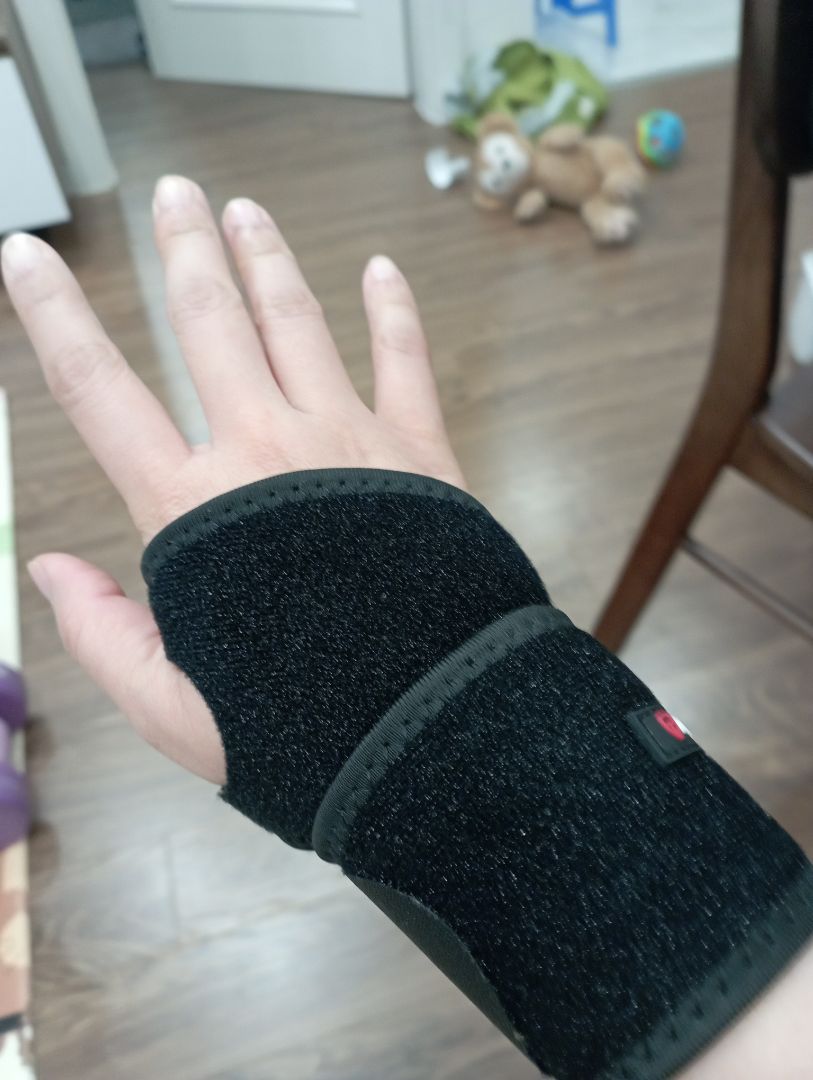 dùng ok. m bị viêm khớp mua về để cố định cổ tay. ship tikinow 2h siêu nhanh