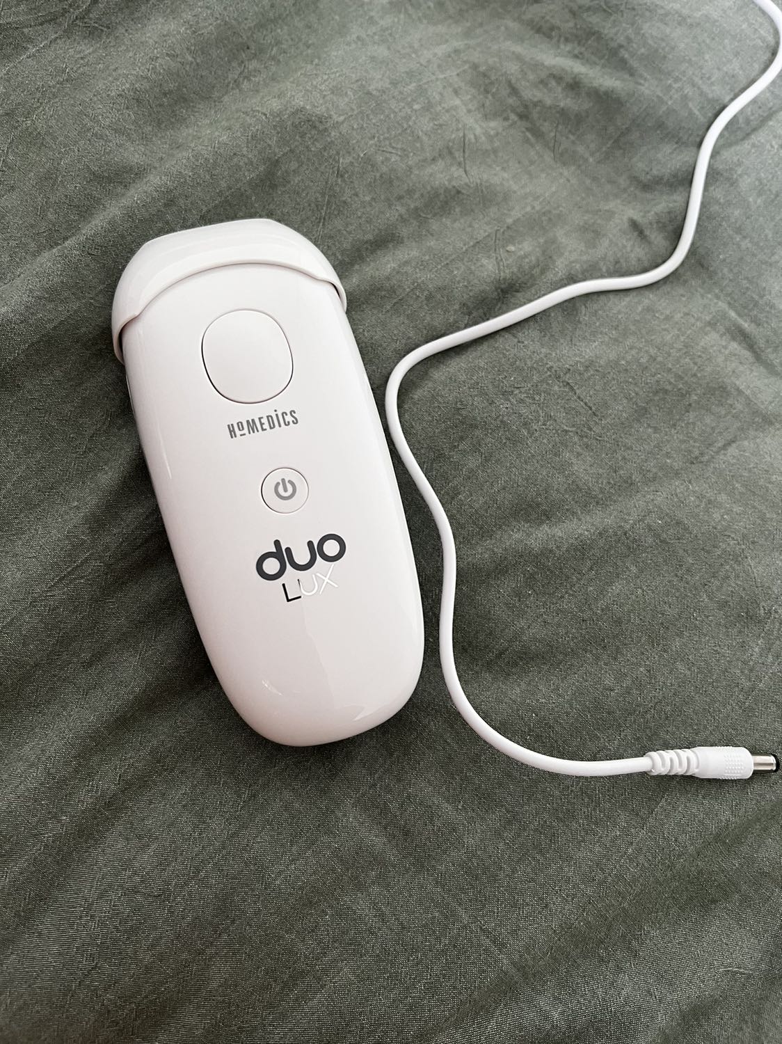 Máy đẹp, dùng ổn, nên thử trước để chọn cấp độ phù hợp với từng vùng da. Bắn hơi châm chích nhưng chưa thấy nóng rát hay tổn thương, xài xong mịn hẳn. Đáng mua