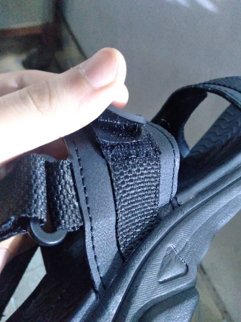 Giày giống hình, phần quai dán đầu quai chưa khô keo nhe =)), mà giày nhẹ chân lắm mn, mũi giày hơi nhọn 1 xíuu, giày ok nha, giao hơi lâu ( 3 4 ngày).