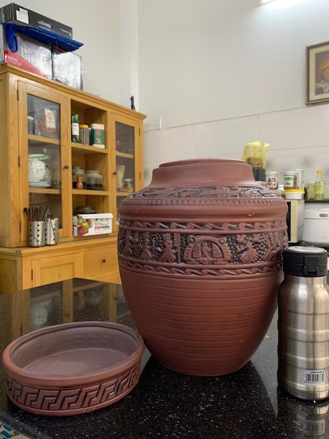 Đẹp, chỉ tiếc là nắp đậy hơi bị vênh một chút, chắc do sảnh phẩm nung khó có thể vừa khít được.