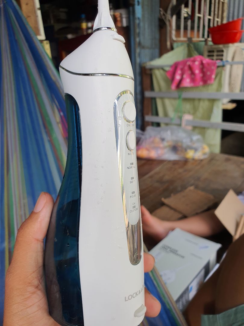 SP đóng gói cẩn thận
Giao hàng đúng hẹn, tuy nhiên hơi lâu so với các đơn vị khác.
Về SP còn nguyên Seal, hàng đúng chuẩn.
Sử dụng ban đầu cho cảm giác rất êm ái, áp lực nước bắn rất mạnh, có nhiều chế độ lựa chọn.
Nhược điểm:
 Đầu vòi ít, có 2 cái
Dung tích bình chứa 200ml, cảm giác rất ít, ko đủ 1 lần vệ sinh răng.
Về khoảng pin thì do mới sử dụng nên chưa biết pin dùng được bao lâu.