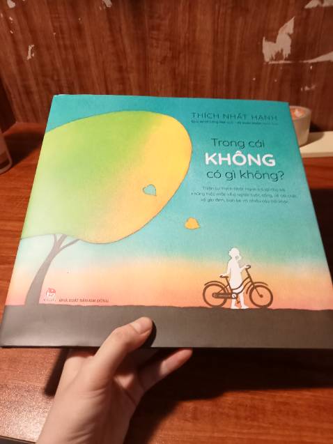 Quyển này như 1 quyển sách chữa lành giúp mình suy nghĩ thoáng và sâu hơn nhiều trong cs vậy á. Sách thì khổ to, giấy xịn cực. Từ lúc mua về đến bh vẫn còn mùi thơm kiểu mình bị nghiện mùi giấy này luôn á 🤣