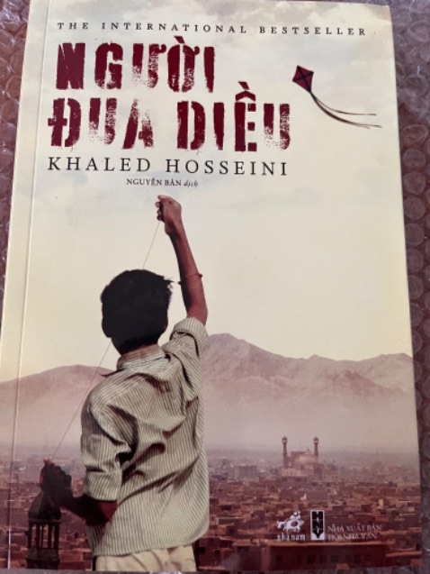 Mấy lần mua tiki thì sách cũng chỉ có bọc chống sốc kĩ càng thui, phần này thì tui cộng điểm nè. Cơ mà tại 2 cuốn mua cùng seal còn căng đét kĩ càng nên đến cuốn này thấy trống hoác hơi hụt hẫng xíu hoi, cứ nghĩ là ít nhất cũng có bookmark nhma hổng có lun: