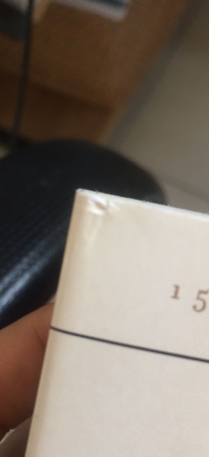 Sách có 1 vết băng keo và vết gập nhỏ (hơi tiếc 1 chút) còn lại thì rất ổn