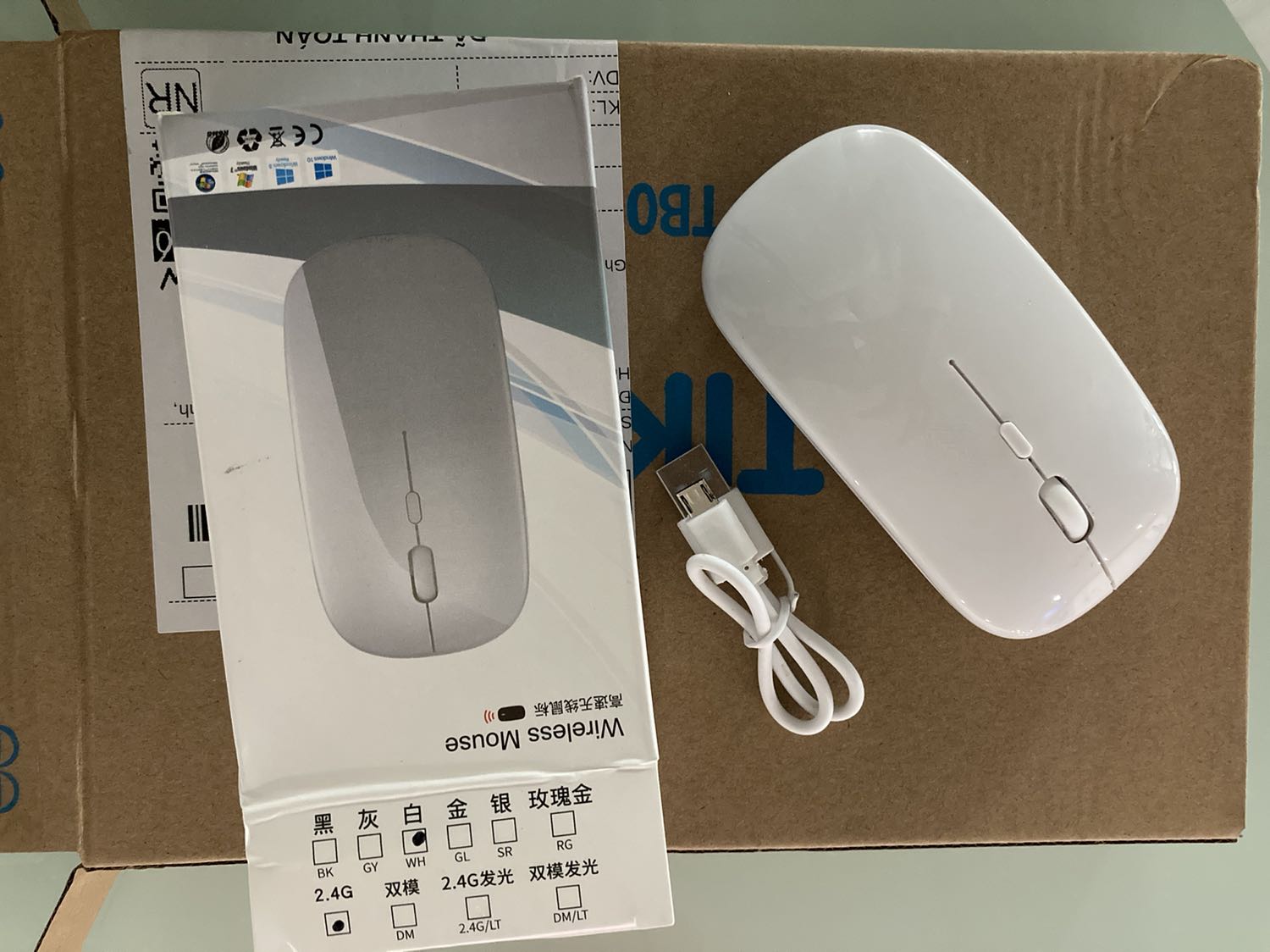 Treo đầu dê bán thịt ***. Lần đầu mua tiki mà bị vậy luôn. Tem, giá thì đúng mà cái ruột bên trong thì không phải. Đặt chuột HXSJ M90 Bluetooth nhưng giao hàng thì là con chuột ko có bluetooth. Do cần xài gấp mà cửa hàng chính hãng giao lâu nên mới chọn cửa hàng này, cuối cùng thất vọng. Nhắn tin cho shop kêu gọi tổng đài để được hướng dẫn, hơisssss. Tiki cần phải kiểm soát kỹ hơn về vấn đề như thế này ạ.