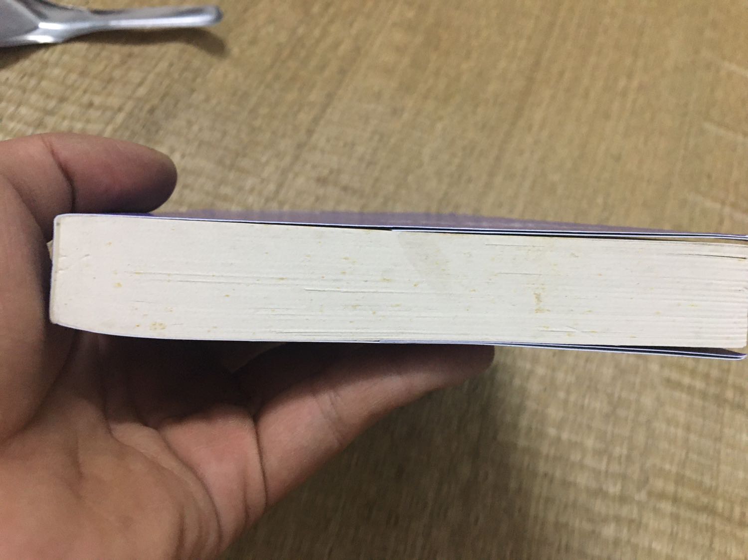 Sách bẩn hết bìa , bìa bị rất nhiều vết hằn trải dài , mình đặt 6 quyển khác nhau cùng đơn thì cũng đều như vậy cả , các trang sách mình thấy chất lượng kém , rồi sách còn bị mốc , mình muốn mua một quyển sách mới để có thể làm quà tặng , chứ không phải mấy quyển sách cũ như vậy . Chào tạm biệt các bạn .