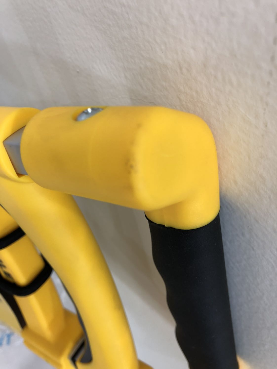 Đặt hàng buổi sáng, buổi chiều đã nhận đc. 
Tay đẩy nhựa cứng màu vàng bị trầy xước cả 2 bên, không biết có phải đã qua sử dụng chưa. 
Sp nhẹ, kéo nhẹ nhàng. Tay cầm kéo lên xuống cũng nhẹ nhàng. Bánh xe cứng cáp. Tải trọng có lẽ chỉ dc 25-30 kg.