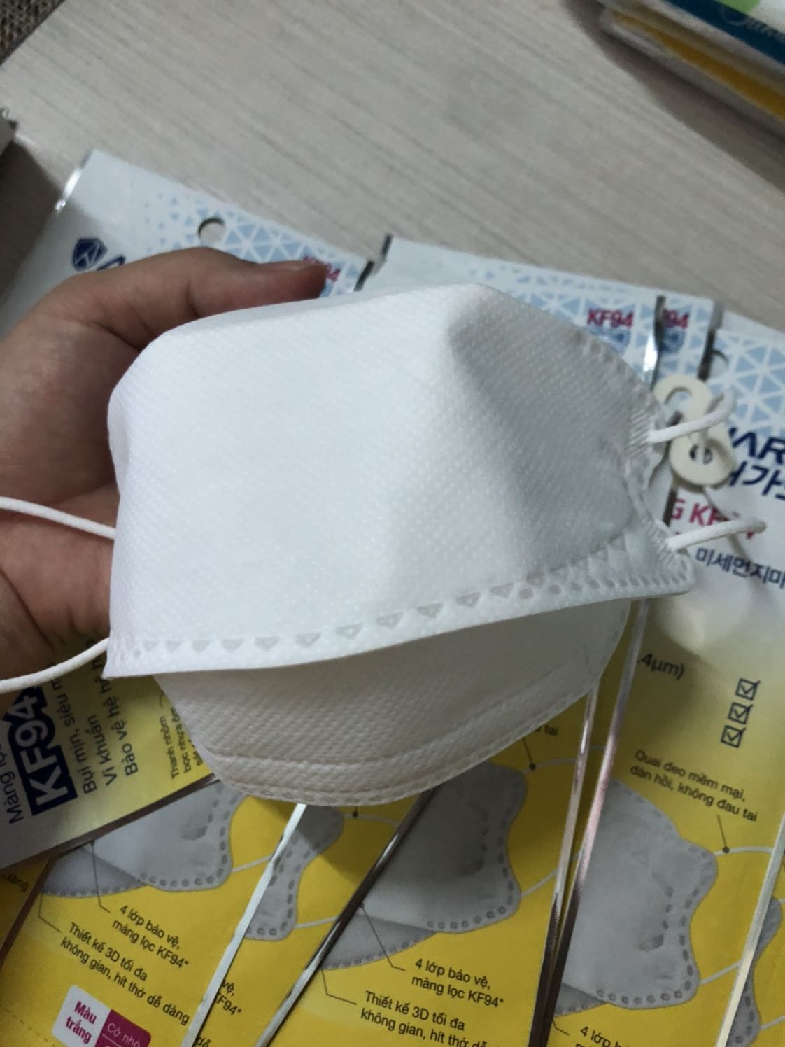 Hàng ổn lắm, thích nhất là hàng niêm lại. Khi sử dụng phải cắt bao bì, nên mình nghỉ an toàn  hơn . Chỉ có giá chát quá thôi. Mà đang mùa dịch nên chấp nhận thôi